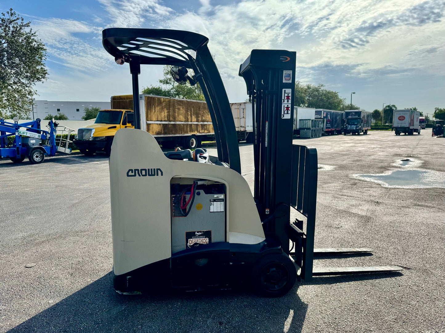 Forklift For Sale Electric Forklift 2014 Crown RC5500 Narrow Aisle 2021 Tested Battery Height Stock # 9174