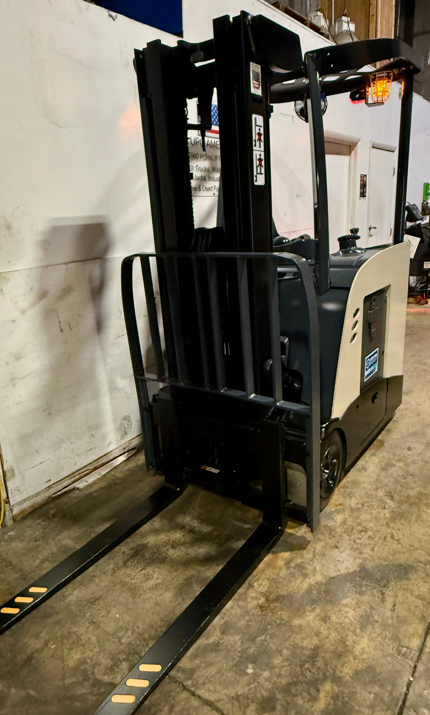 Forklift For Sale Electric Forklift 2022 Crown RC5735-30 Narrow Aisle 2025 Stryten M-Series AGM Battery Height  Stock # 5729