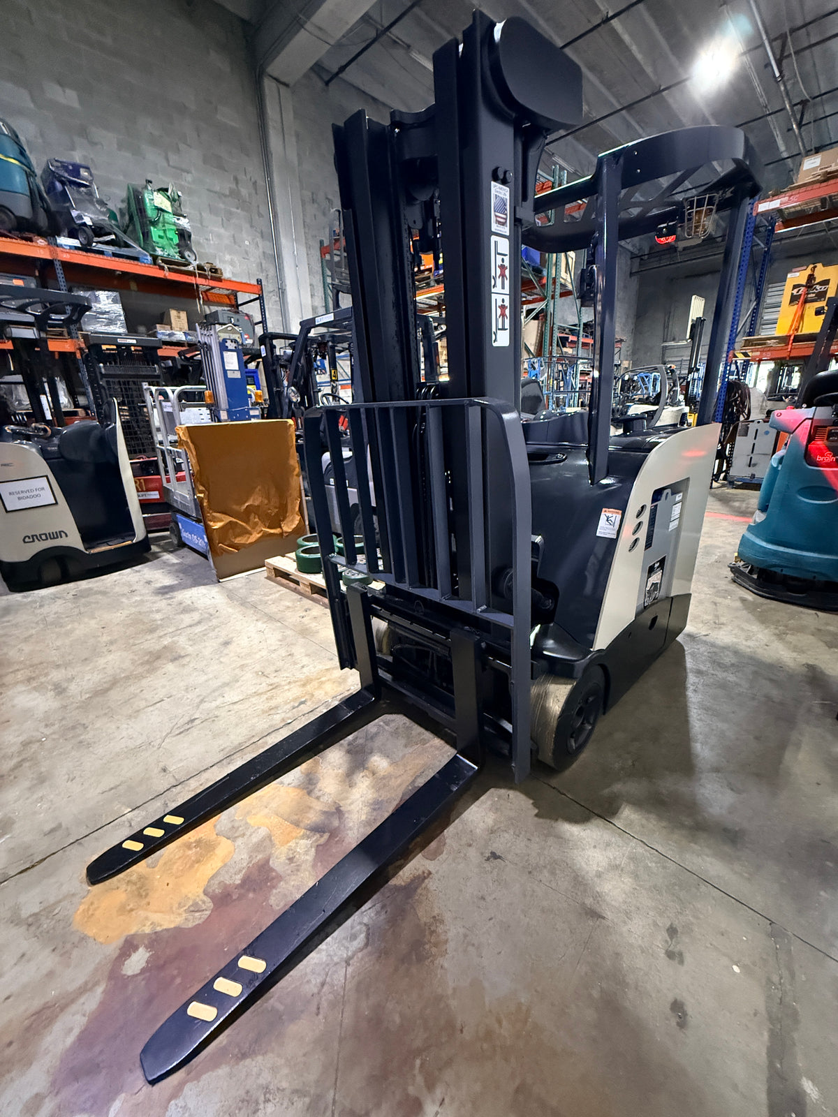 Forklift For Sale Electric Forklift 2016 Crown RC5535-30 Narrow Aisle 2024 Enersys Ironclad Battery Stock # 7812
