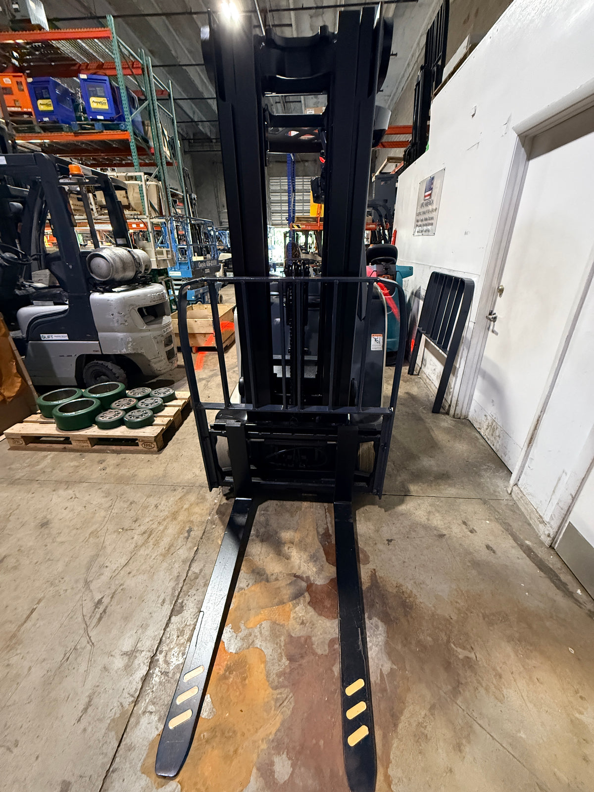 Forklift For Sale Electric Forklift 2016 Crown RC5535-30 Narrow Aisle 2024 Enersys Ironclad Battery Stock # 7812