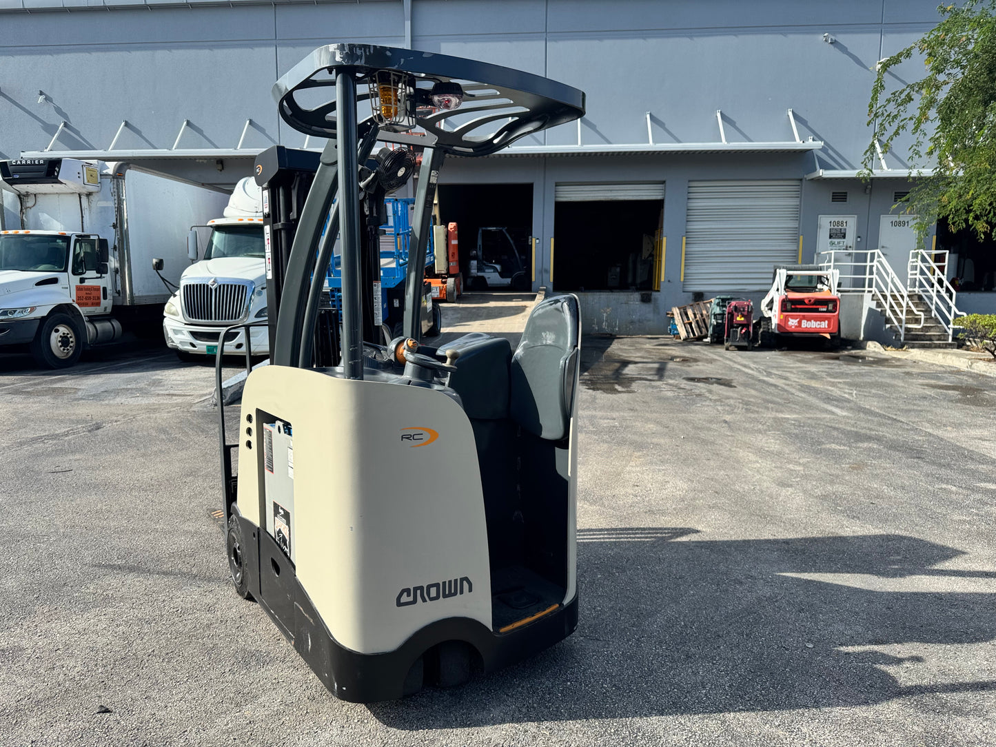 Forklift For Sale Electric Forklift 2014 Crown RC5500 Narrow Aisle 2021 Tested Battery Height  Stock # 9174